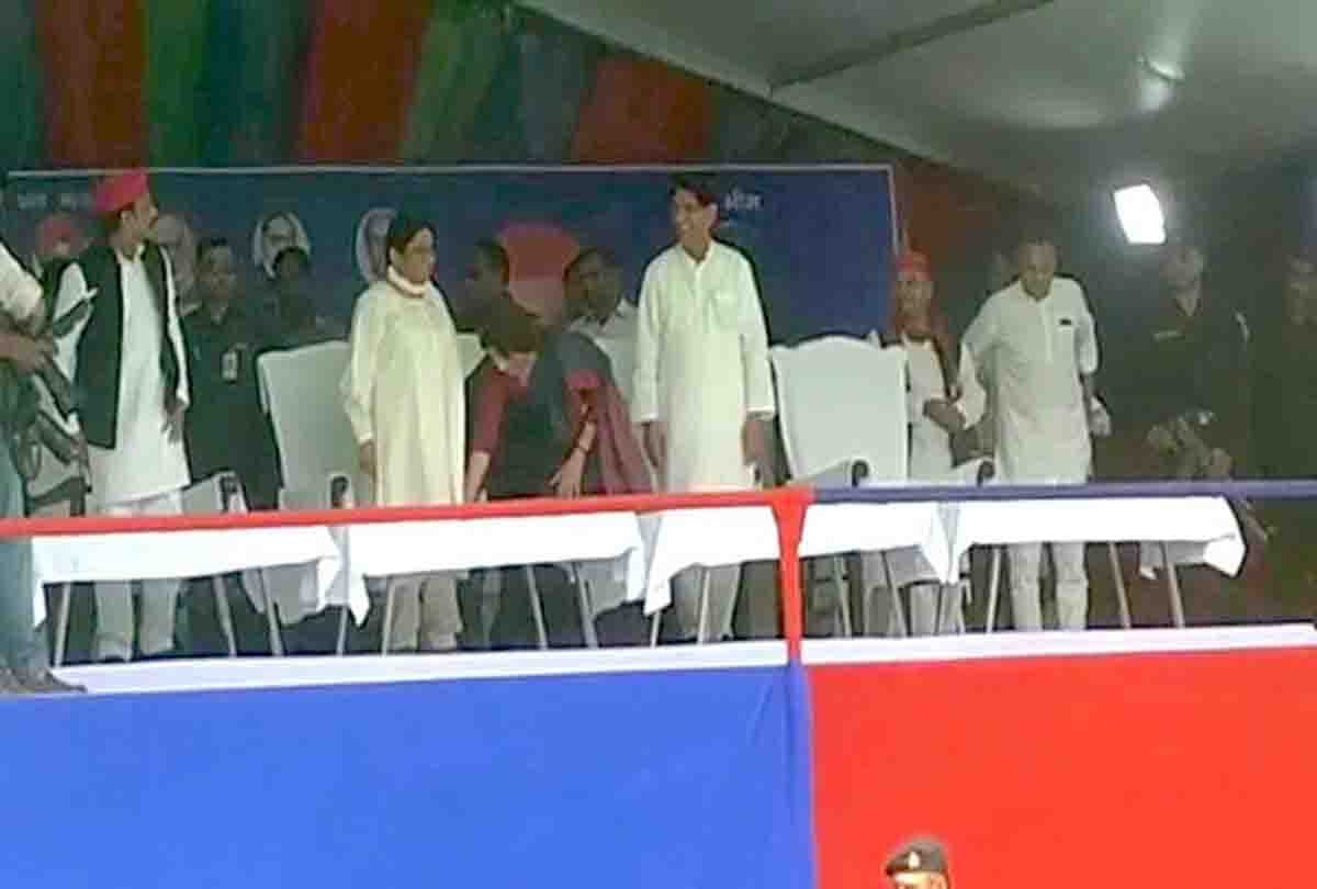 dimple yadav lost election because of touching mayawati feet