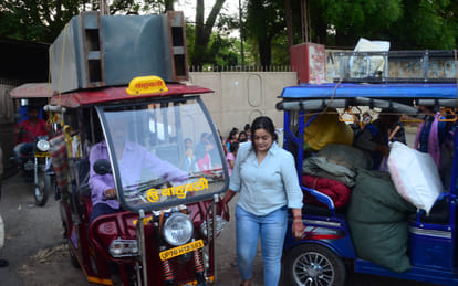 Schoolgirls protesting against vacating hostels at Allahabad University