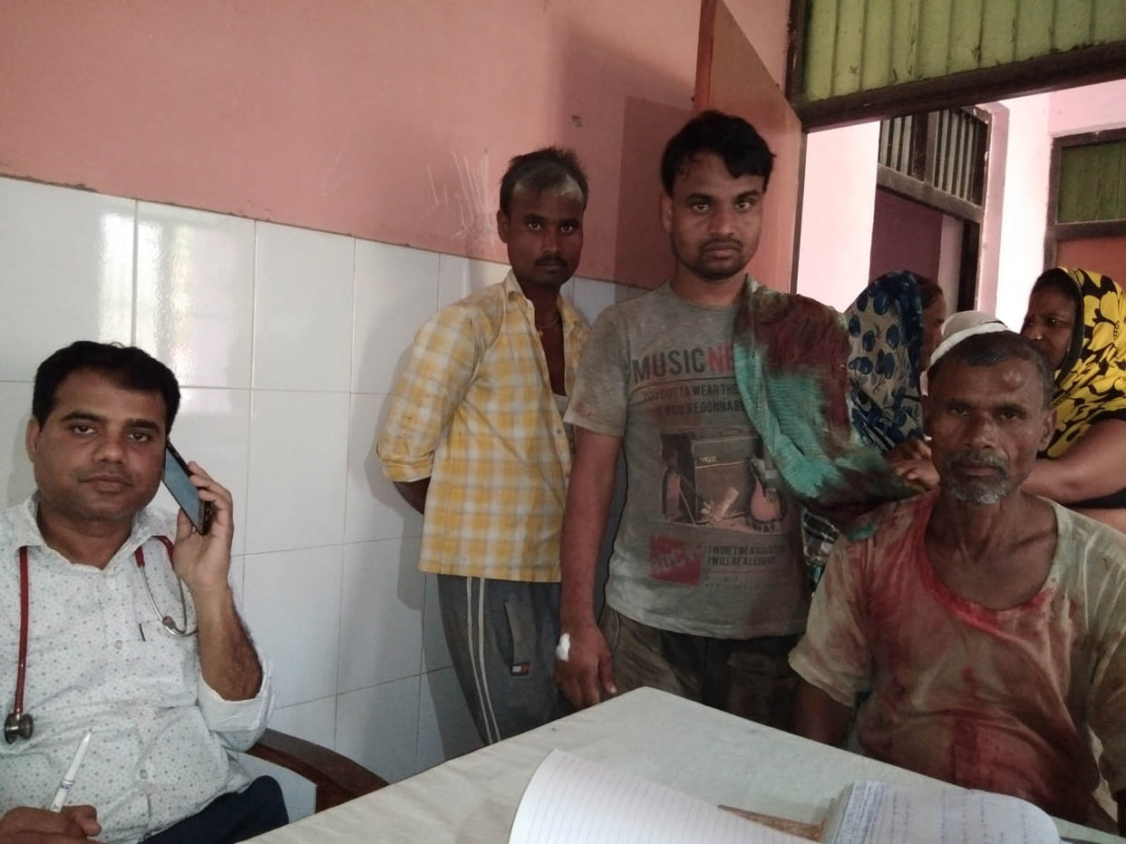 फावड़े के हमले में दो घायल
