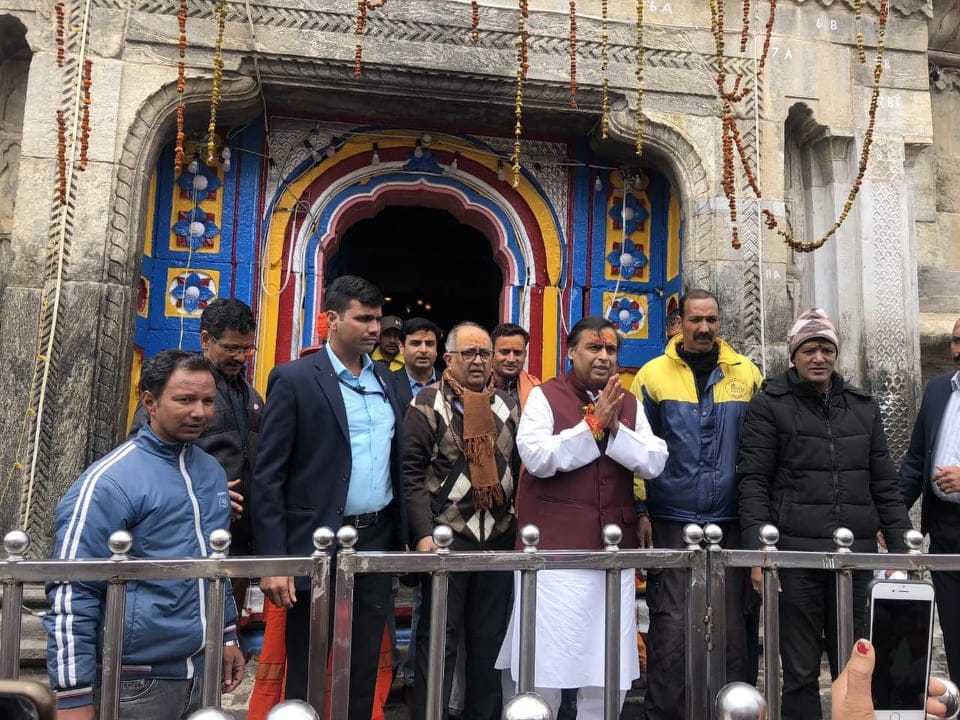 Mukesh ambani offer puja in badrinath dham for india peace and Welfare