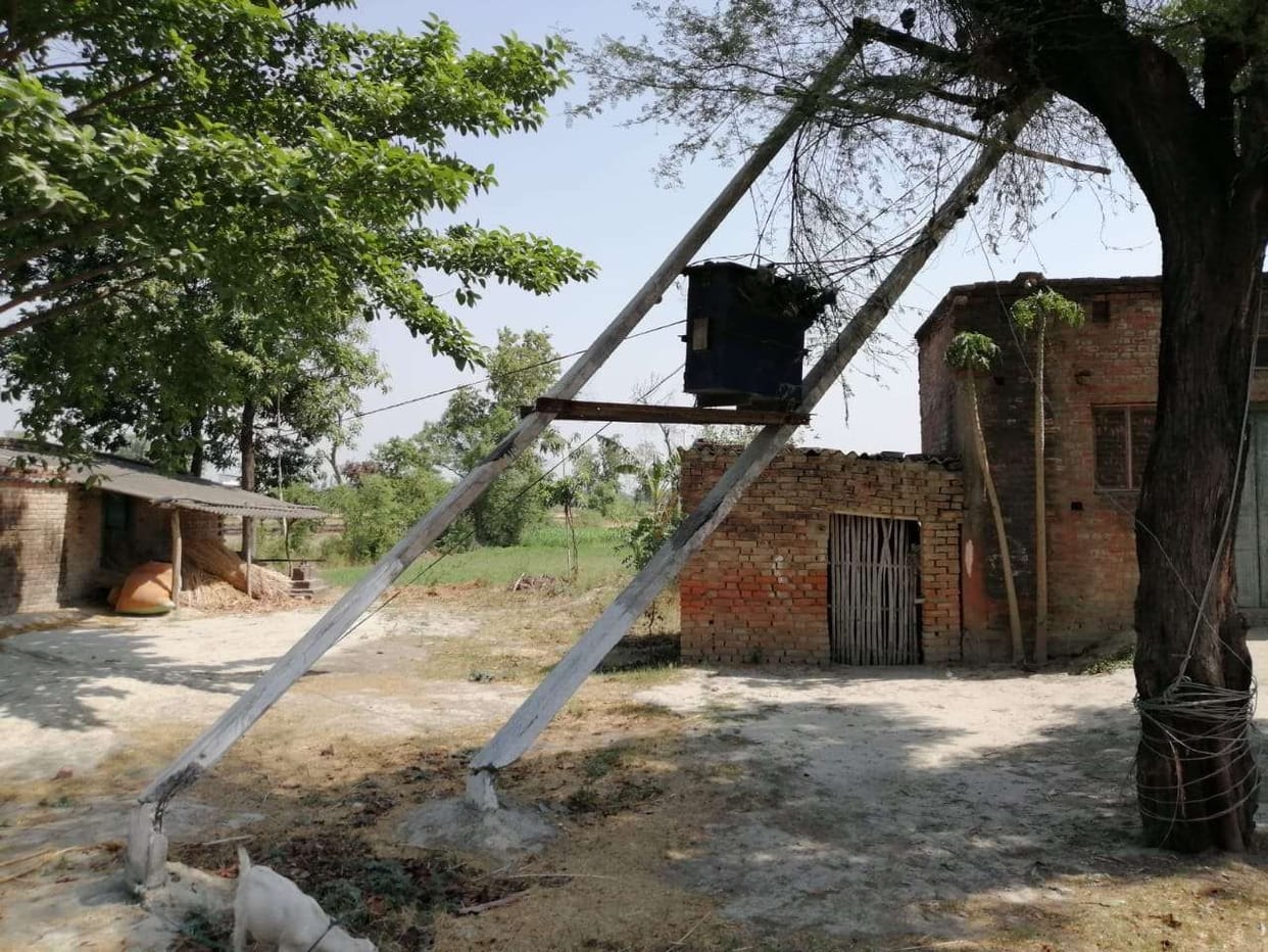 एक साल से टूटा पड़ा पोल और तार, सुधि लेने वाला कोई नहीं