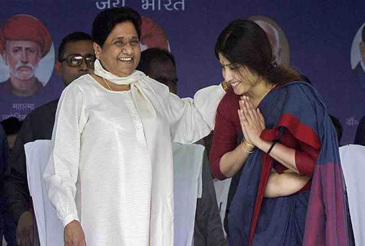 dimple yadav lost election because of touching mayawati feet