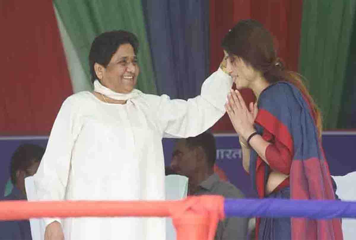 dimple yadav lost election because of touching mayawati feet