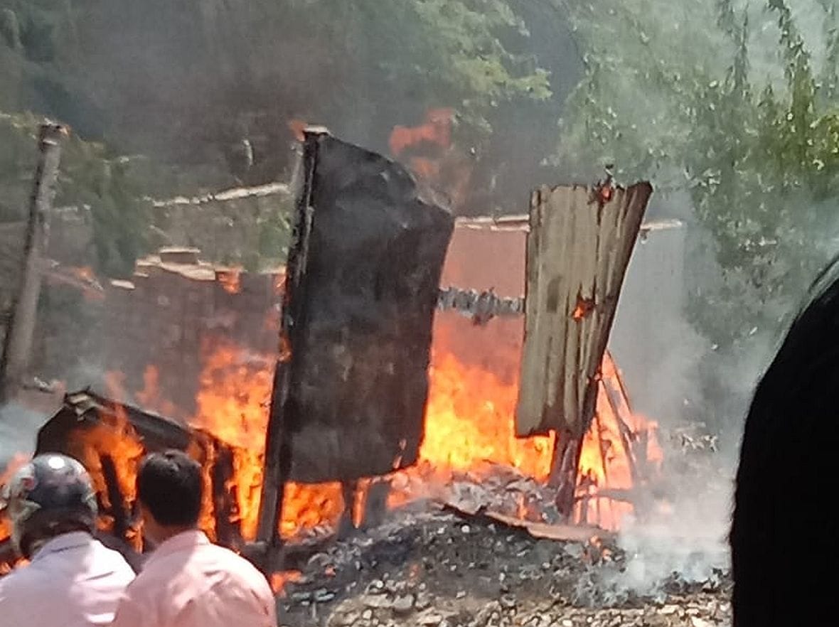 स्टेशन रोड स्थित लकड़ी के खोखे में लगी आग
