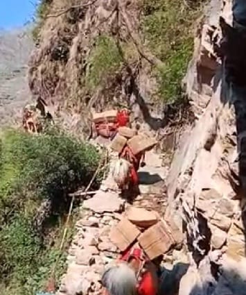 Traffic going on at risk of life in Kailash Yatra