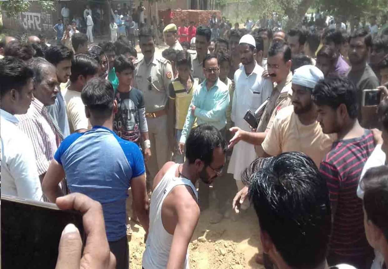 samajwadi party leader captured graveyard land in night at farrukhabad