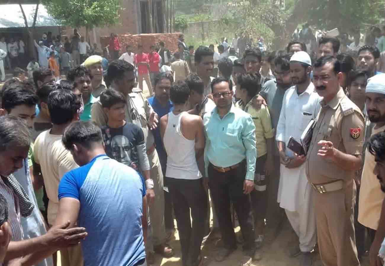 samajwadi party leader captured graveyard land in night at farrukhabad