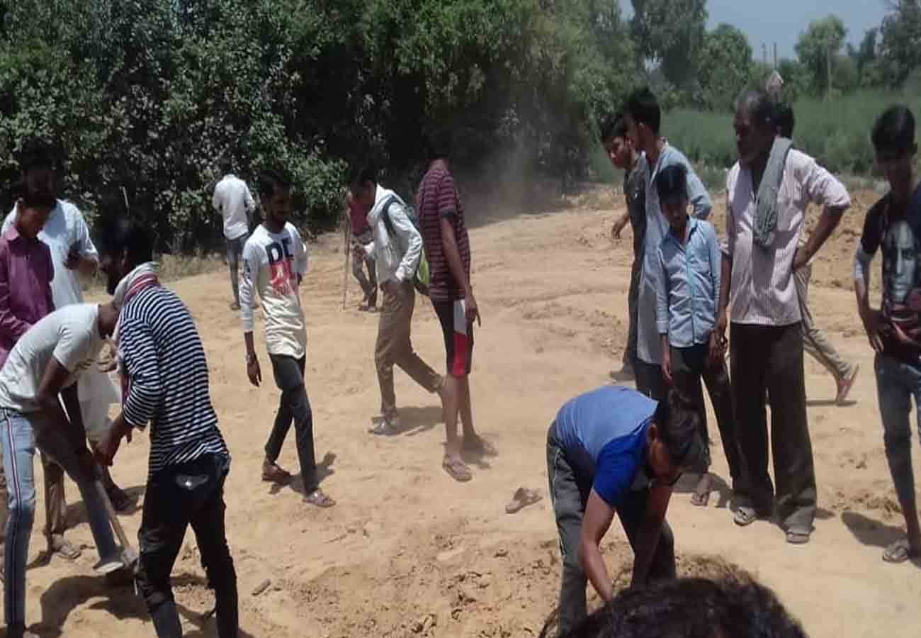 samajwadi party leader captured graveyard land in night at farrukhabad