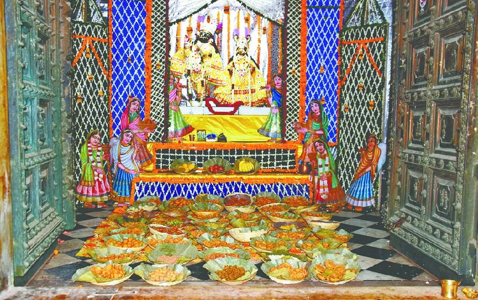 ठा. श्रीराधा माधव के 102वें पाटोत्सव पर सजाया फूल बंगला