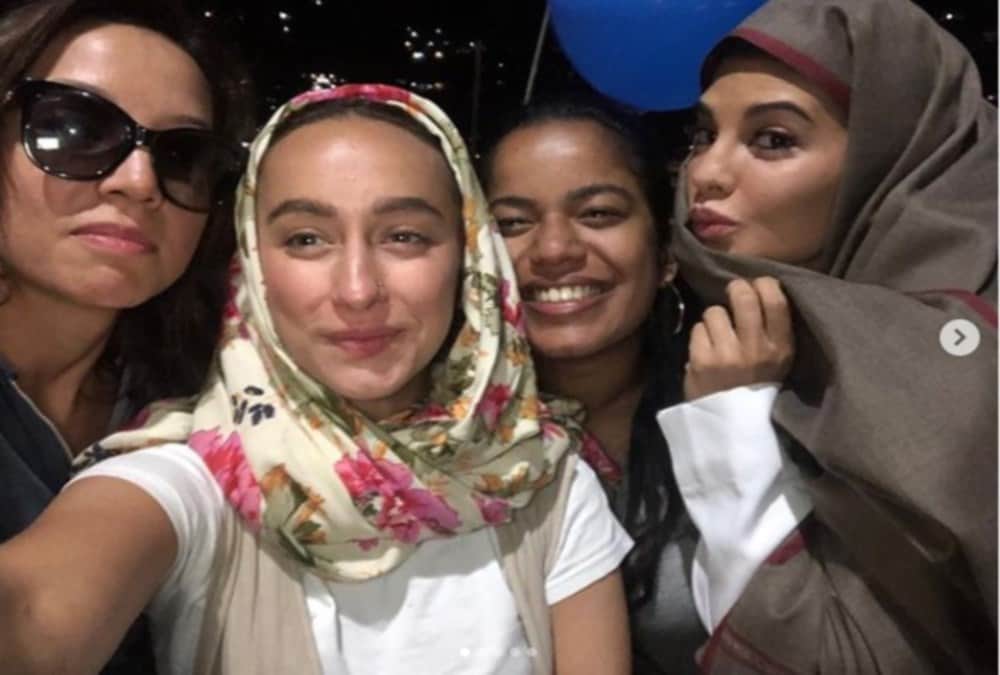 Jacqueline Fernandez cover her face and gone nainital market to eat Momos 