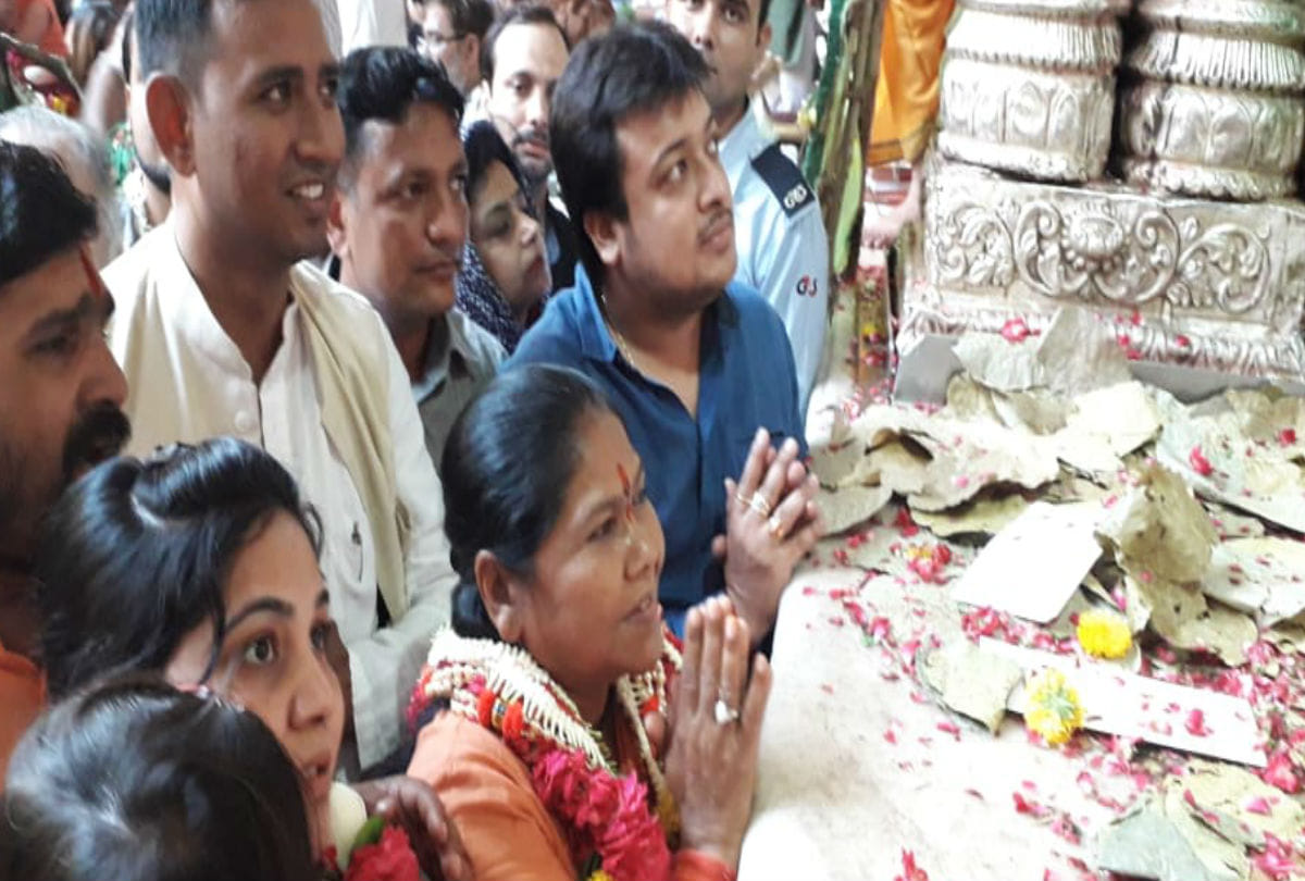 Bjp Fatehpur Mp Sadhvi Niranjan Jyoti Visits Bankehihari Vrindavan