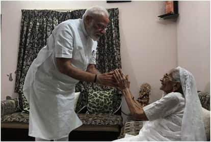 नरेंद्र मोदी अपनी मां से मिलने पहुंचे