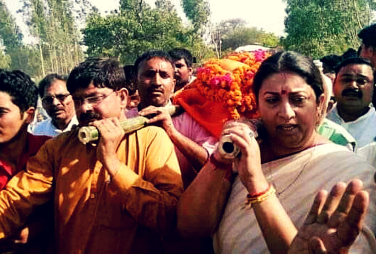 smriti irani emotional lends a shoulder to bjp leader surendra singhs mortal remains in amethi