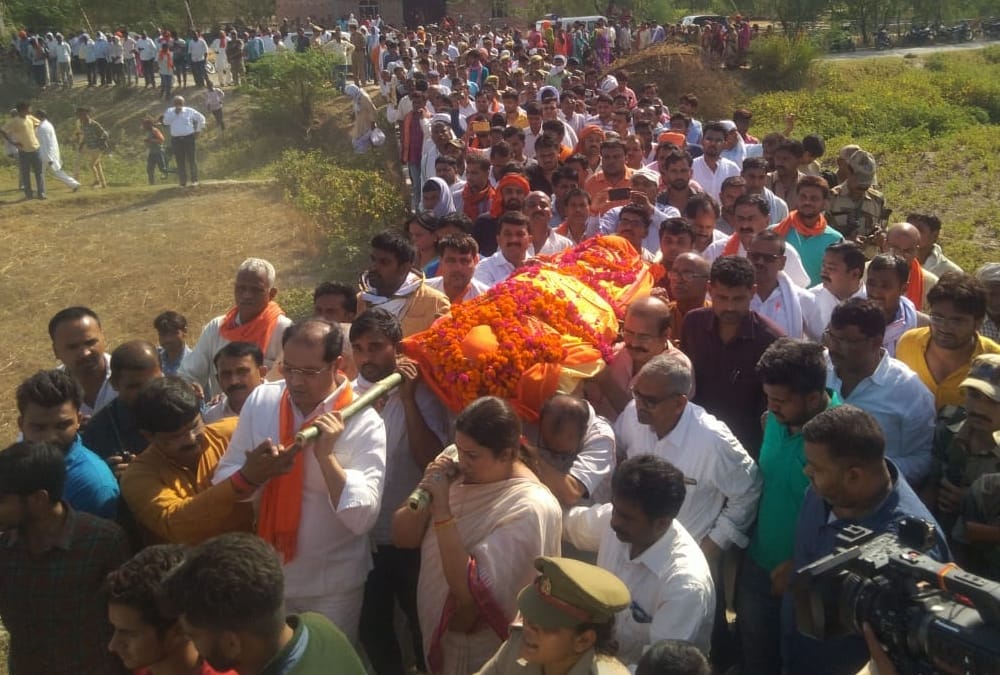 Smriti Irani in cremation ceremony of BJP leader in Amethi.