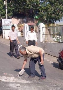 People filling the potholes on the roads themselves