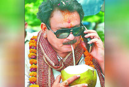 नारियल पानी पीते नव निर्वाचित सांसद एसपी सिंह बघेल