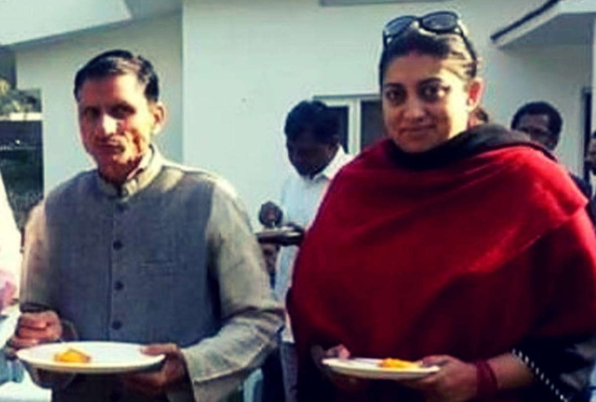 smriti irani emotional lends a shoulder to bjp leader surendra singhs mortal remains in amethi