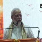 कार्यकर्ताओं को संबोधित करते हुए पीएम मोदी