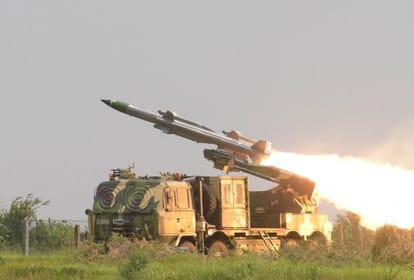 ऐसे कैसे बनेंगे आत्मनिर्भर?: रक्षा के लिहाज से बेहद अहम DRDO के 23 प्रोजेक्ट देरी से चल रहे, लागत भी बढ़ी डीआरडीओ ने आकाश-1एस एयर डिफेंस मिसाइल का किया सफल परीक्षण
