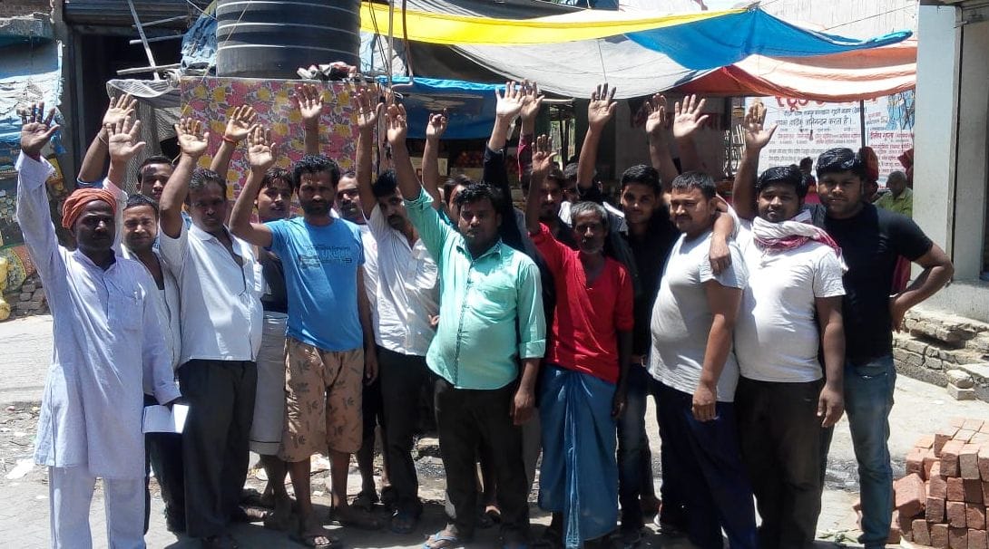 आरओ खराब होने से गुस्साए लोगों ने किया प्रदर्शन