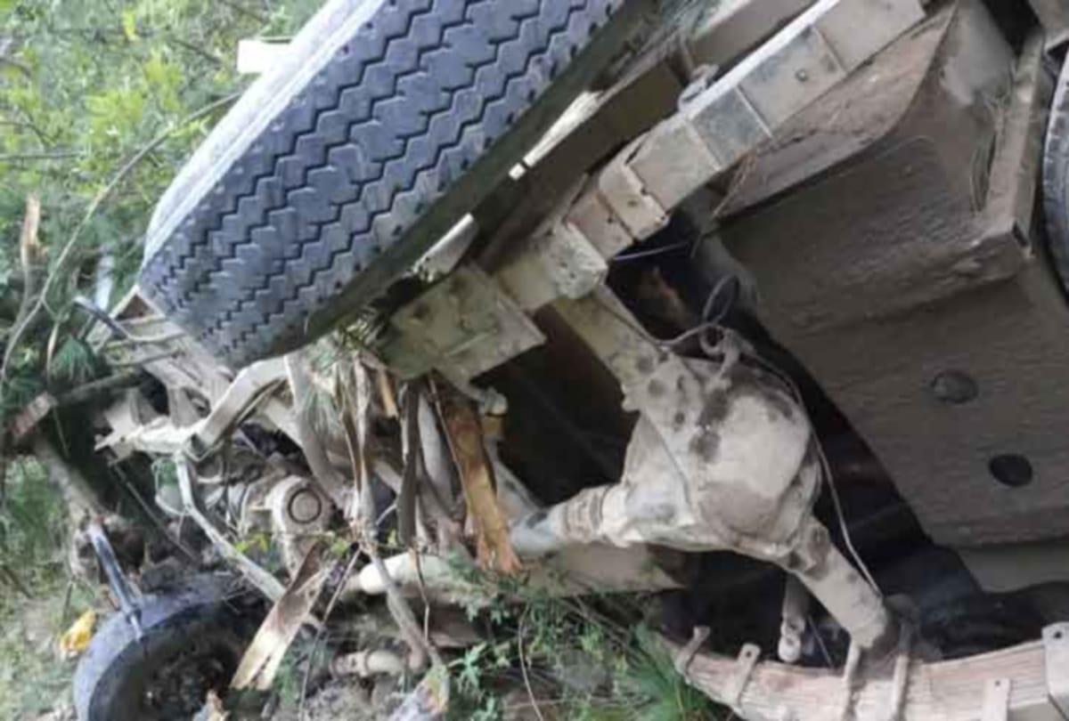 pickup fell into trench in deha choupal shimla