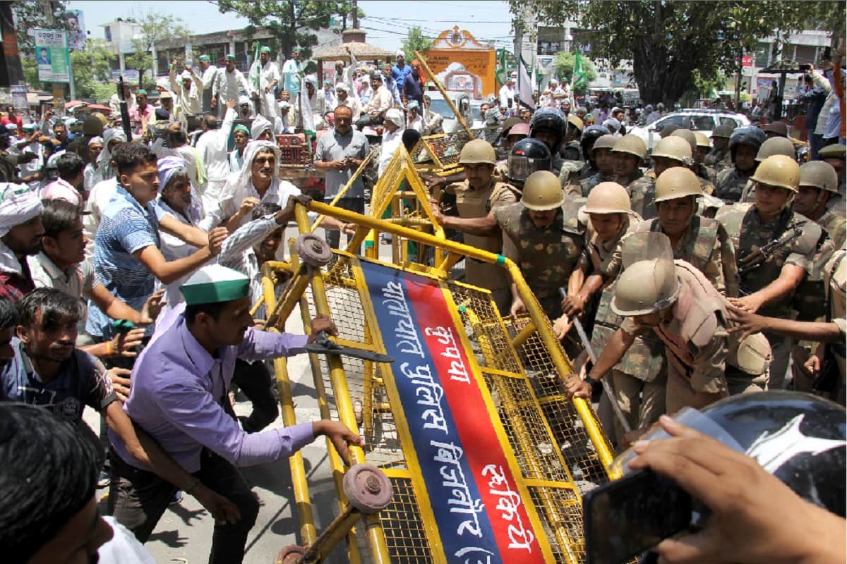 Bhakiyu supporters of many districts protests in Bijnor collectorate and beaten up of soldier
