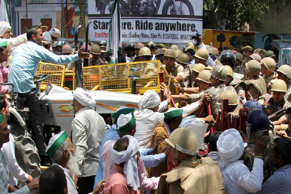 Bhakiyu supporters of many districts protests in Bijnor collectorate and beaten up of soldier