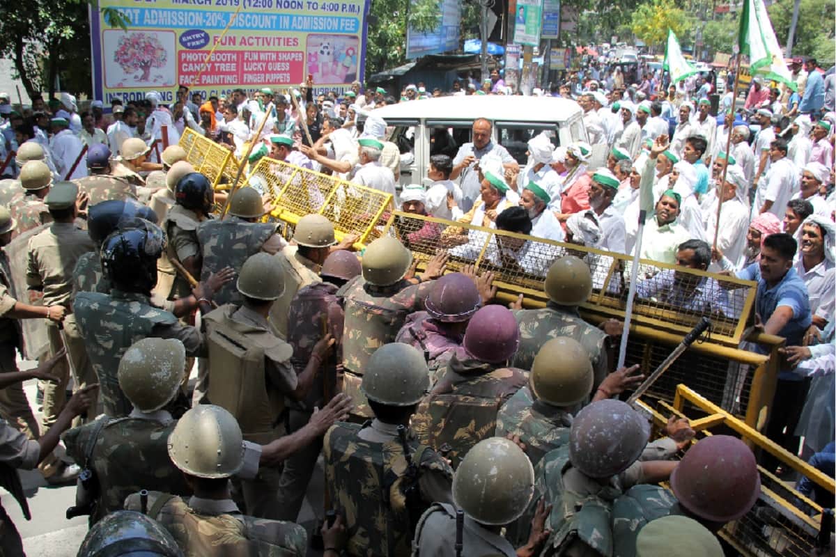 Bhakiyu supporters of many districts protests in Bijnor collectorate and beaten up of soldier