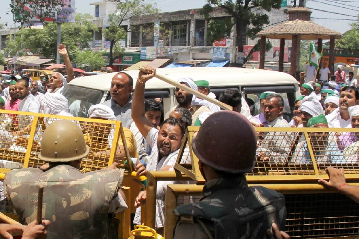 Bhakiyu supporters of many districts protests in Bijnor collectorate and beaten up of soldier