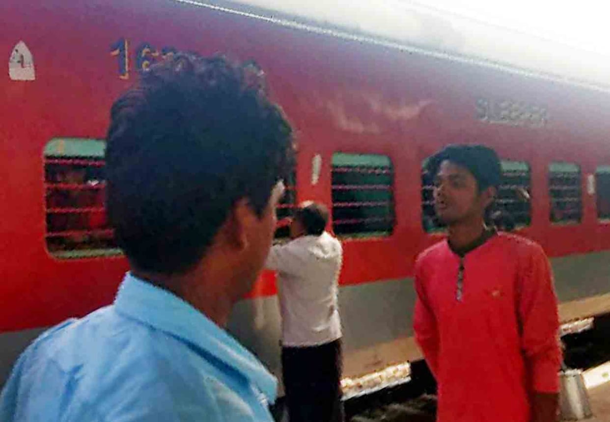 Due to lack of water in Pawan Express Passenger became angry