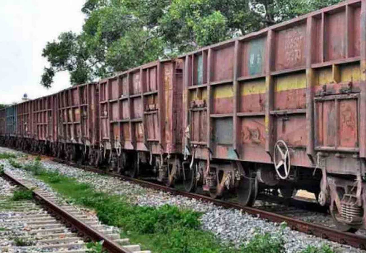 Goods train divided into two parts between Sonagir-Datia in jhansi