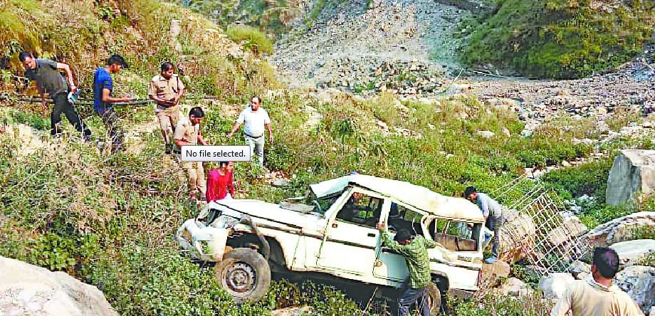 dhaarachoola mein bolero khaee mein giree, 13 log ghaayal