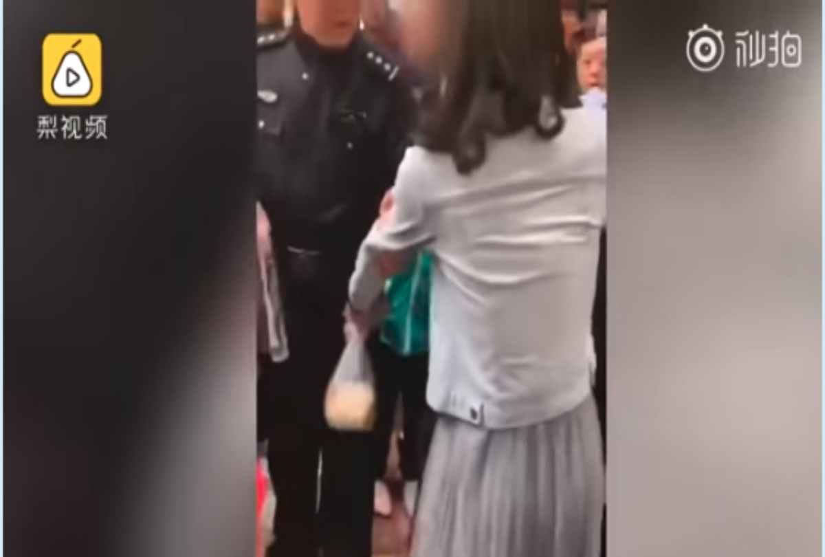 woman slapped her boyfriend for gift in china video viral