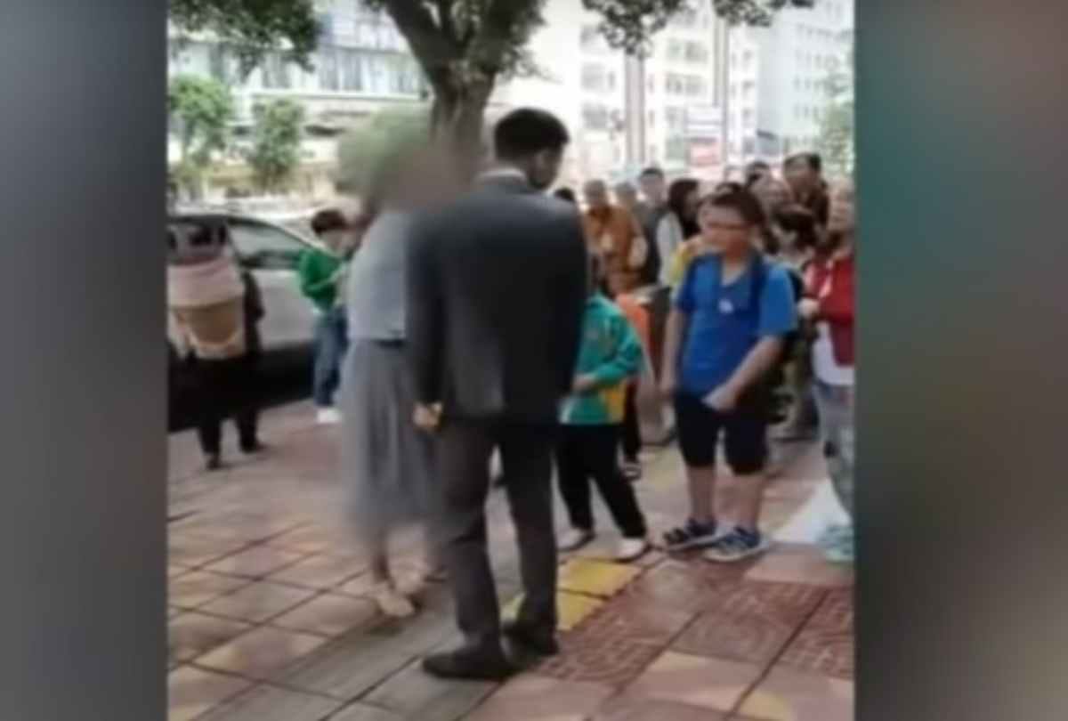 woman slapped her boyfriend for gift in china video viral