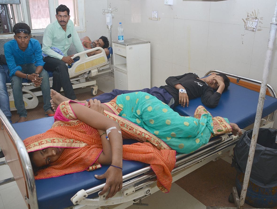 नारखी में एक परिवार के आठ लोग फूड पॉइजनिंग का शिकार