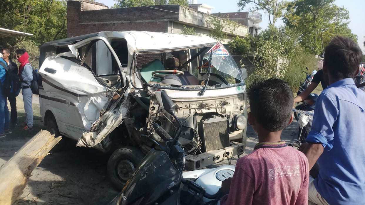 बोलेरो मैजिक में टक्कर