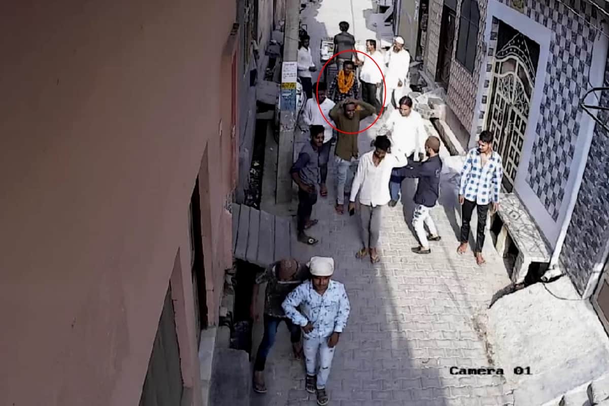 Boys drop their clothes in front of girl in Meerut, Video viral