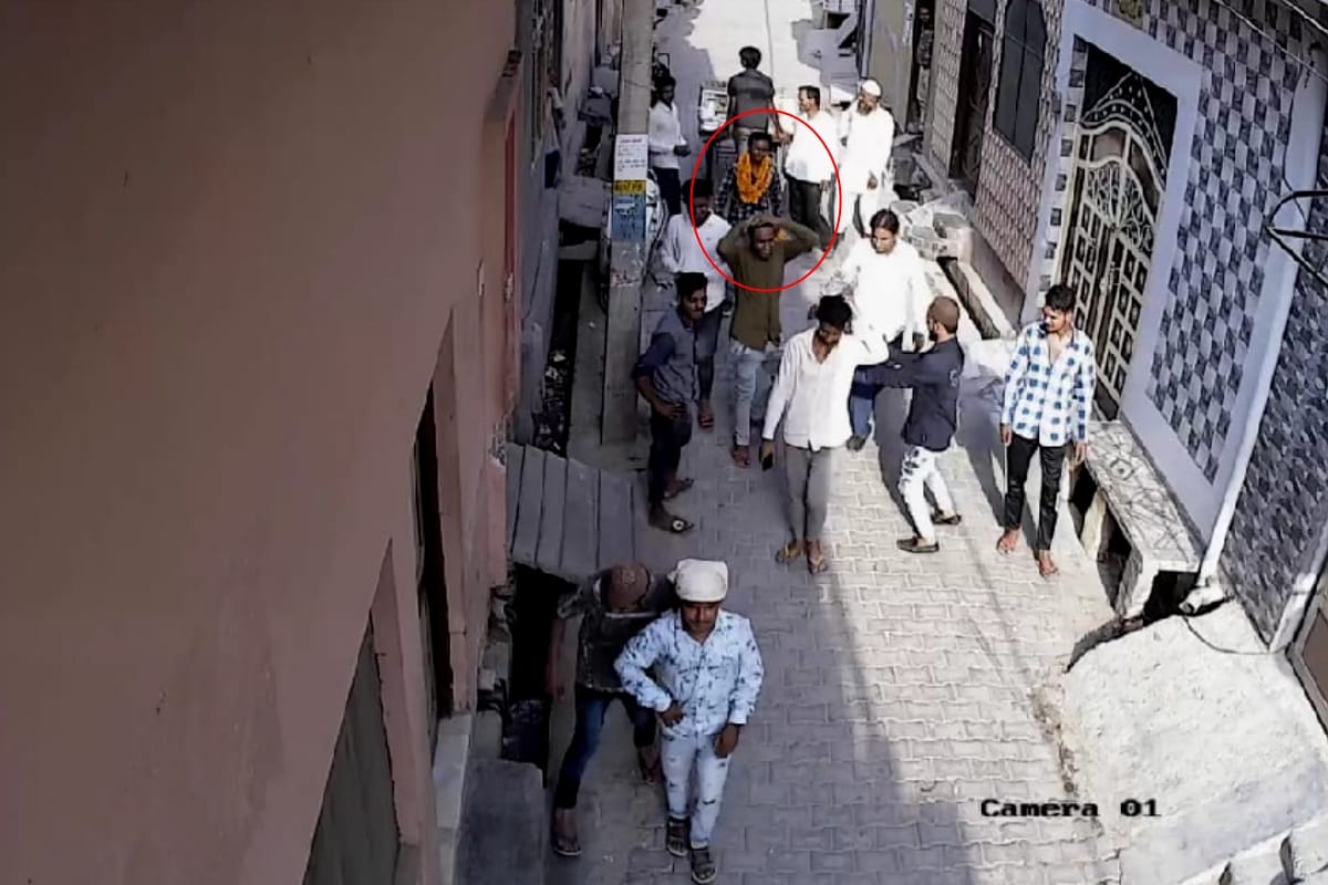 Boys drop their clothes in front of girl in Meerut, Video viral