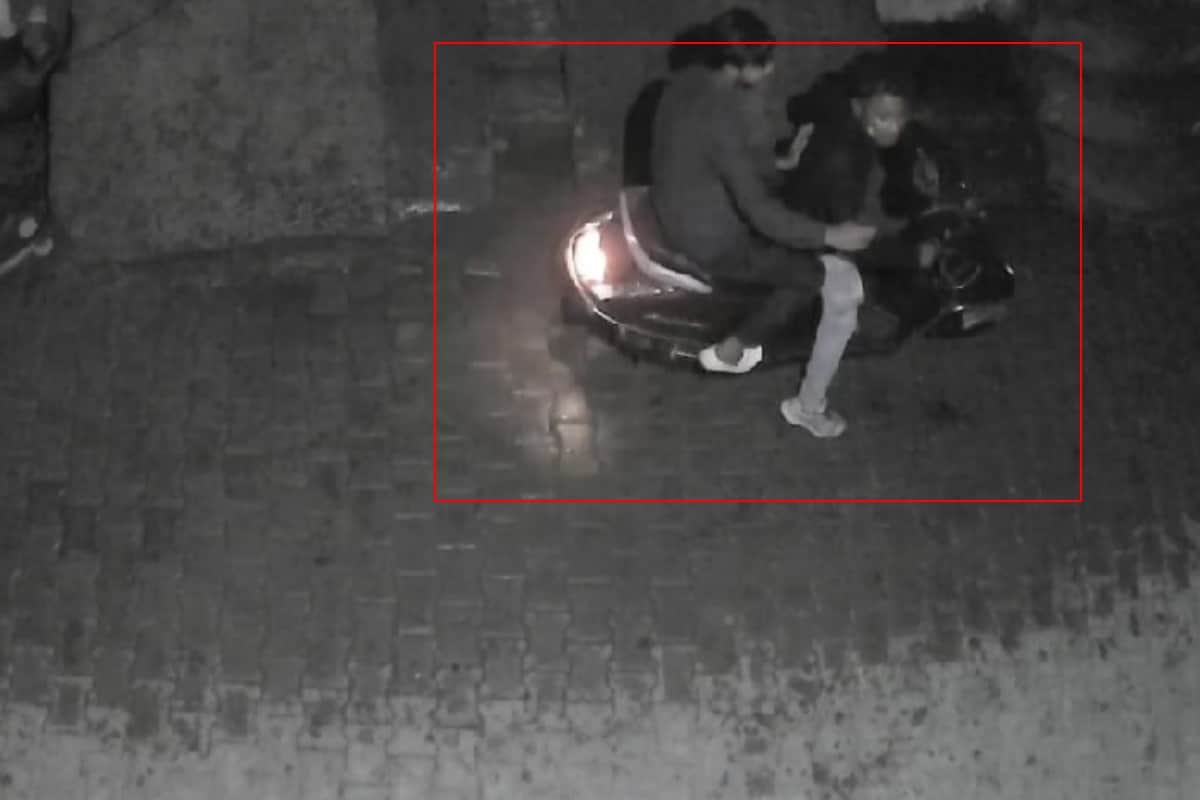 Boys drop their clothes in front of girl in Meerut, Video viral