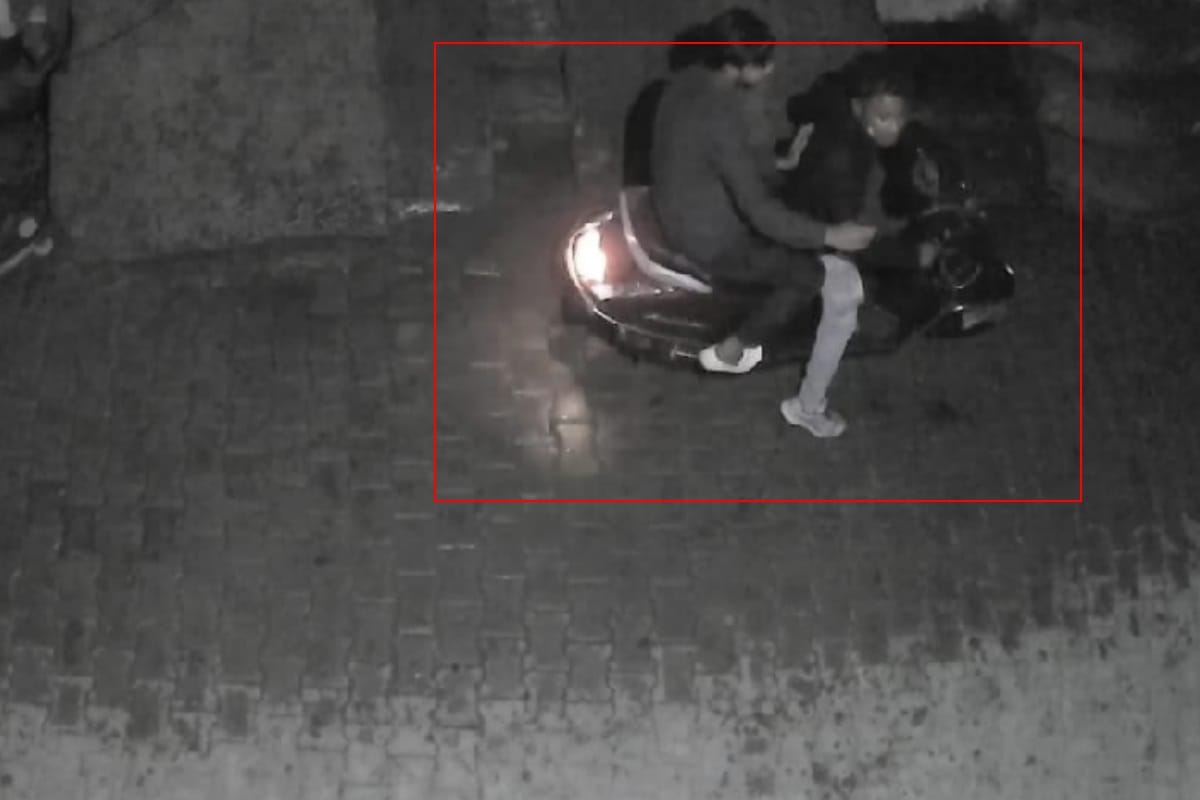 Boys drop their clothes in front of girl in Meerut, Video viral