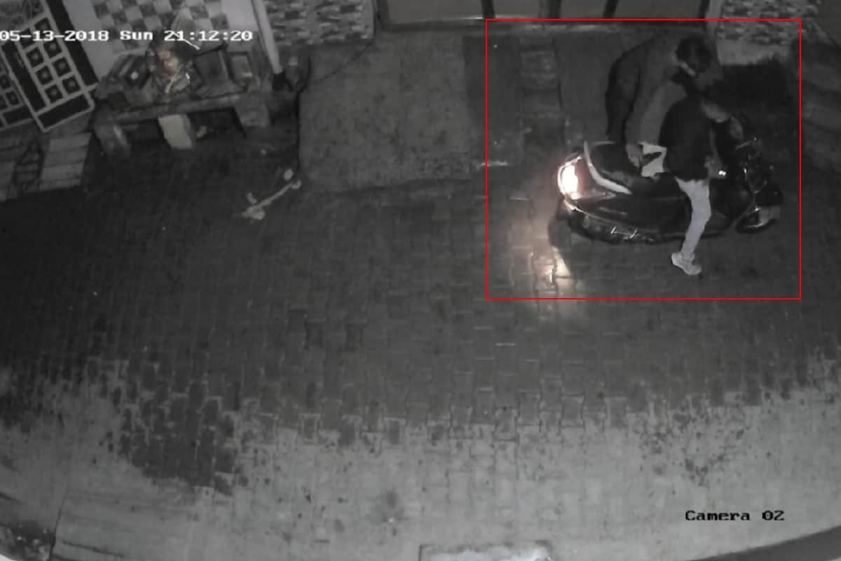 Boys drop their clothes in front of girl in Meerut, Video viral