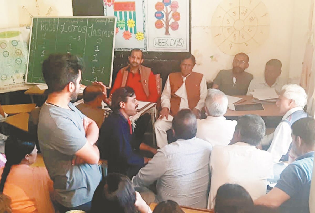 टैक्स देने के बावजूद सड़क नहीं, लोगों ने दी ट्रेन रोकने की चेतावनी