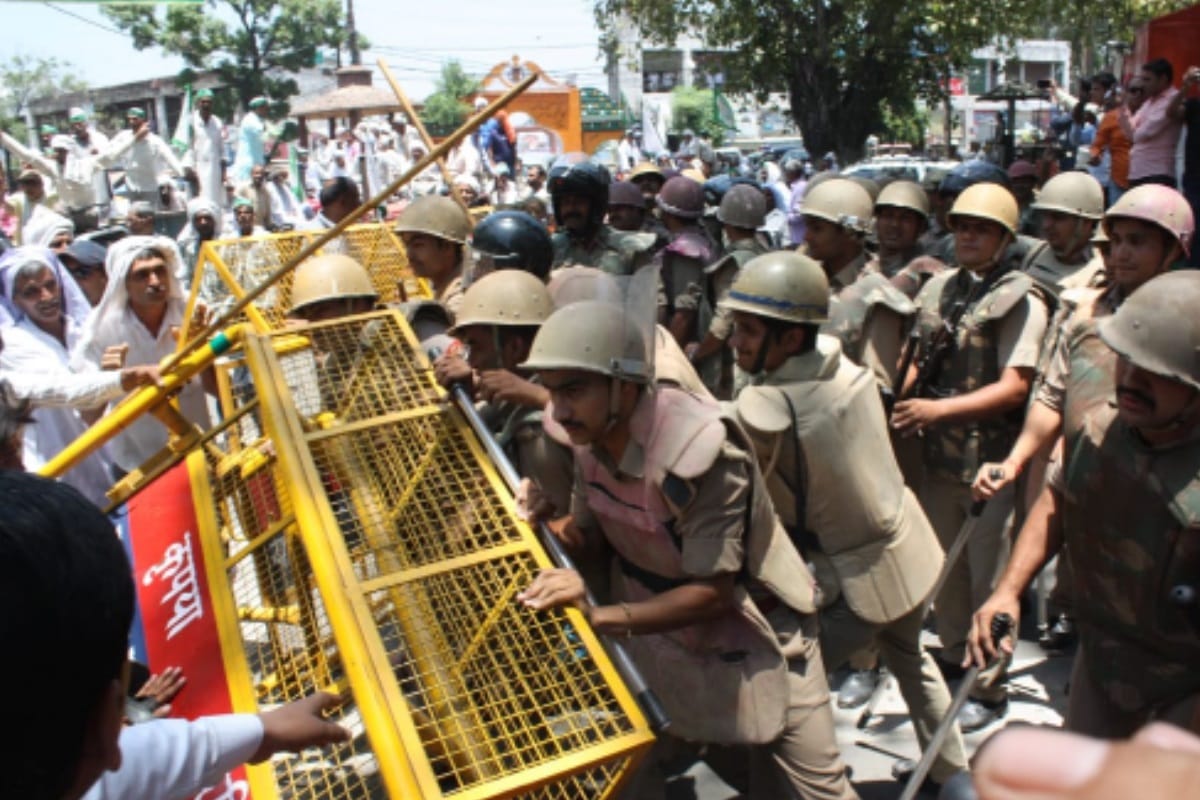Bhakiyu supporters demonstration on  collectorate in Bijnor