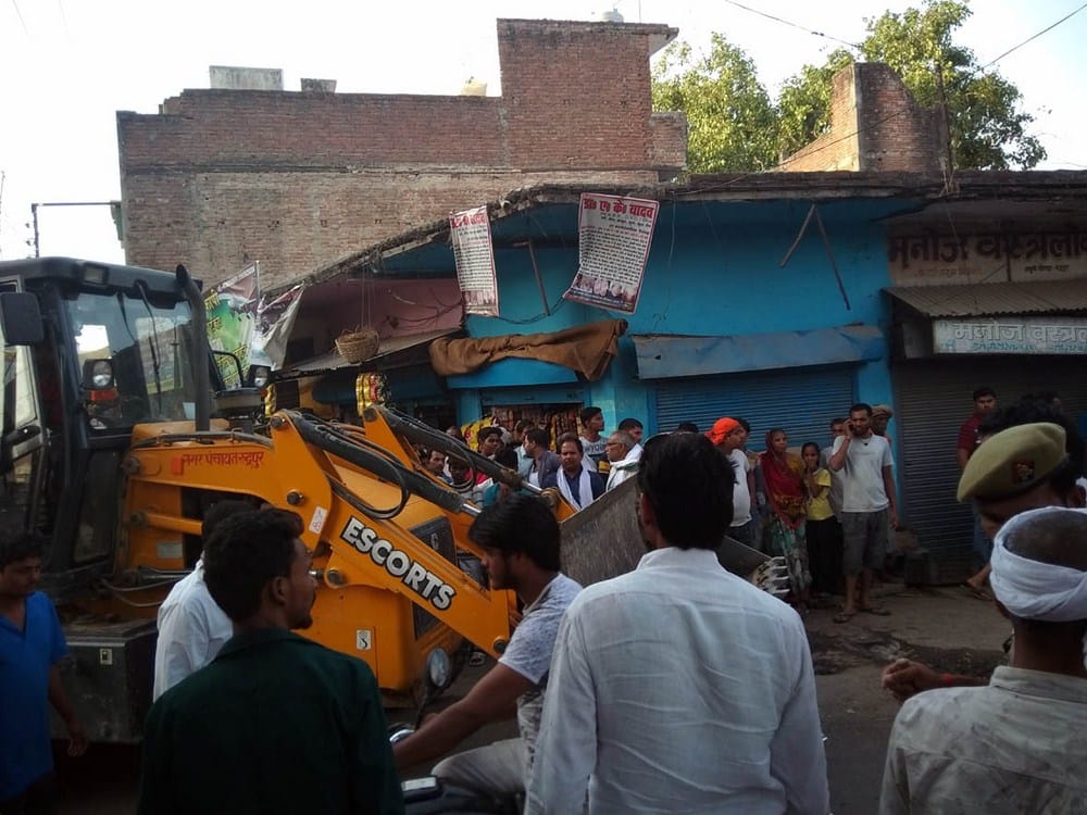 people came on road in protest of shpopkeepers