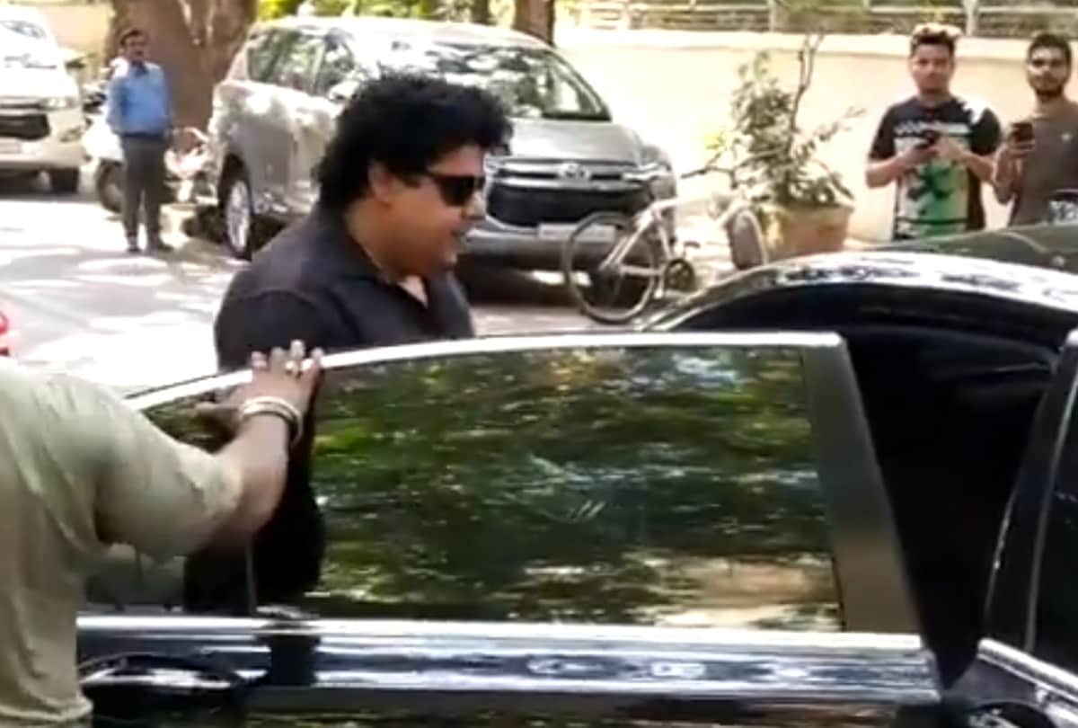 Ajay Devgn father Veeru Devgan dies in Mumbai celebs reaching ajay and kajol house
