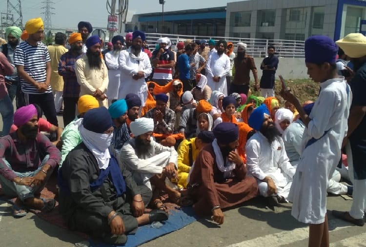 police lathicharge on sikh sangat at rajpura of patiala district punjab