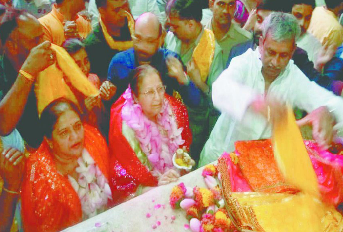 Sumitra Mahajan Visits Bankabihari and prem mandir in Vrindavan