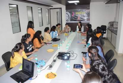 अमर उजाला कार्यालय में अपनी राय रखतीं महिलाएं