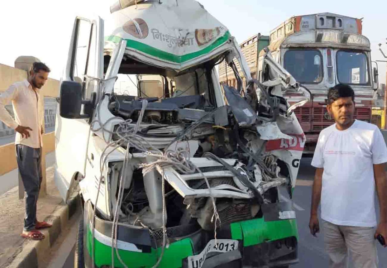 road accident in kanpur, three people died and two injured