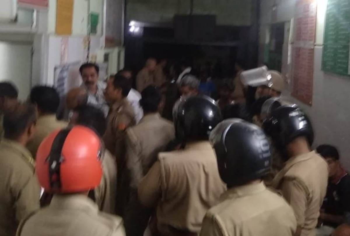 an old man and twelve years old girl died in an accident in lucknow